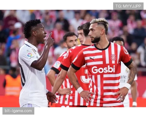 西甲新赛季绿白条纹新战袍亮相，球队焕然一新引球迷热议