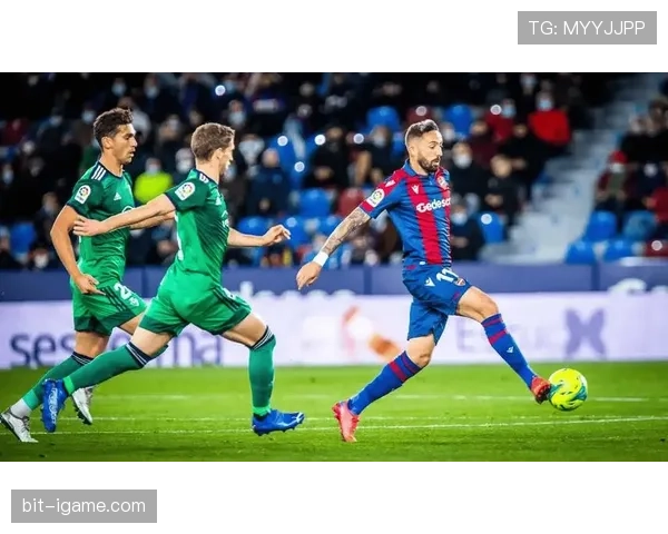 西甲塞维利亚球迷狂热助威,主场氛围持续提升 西甲塞维利亚球迷狂热助威,主场氛围持续提升