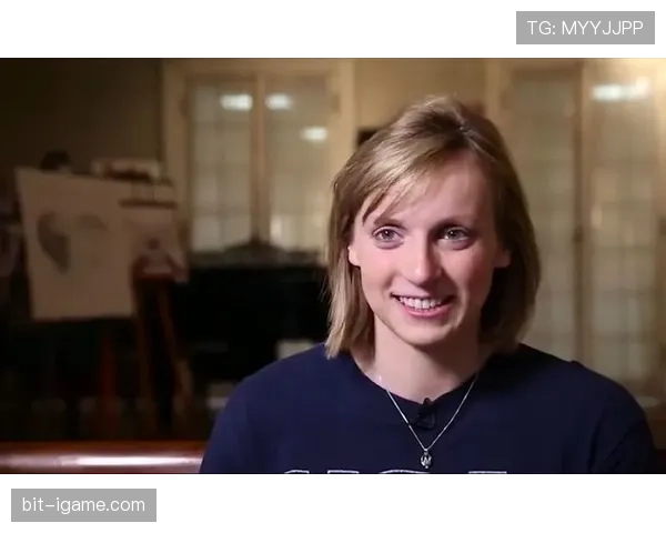 刚看到凯蒂·莱德基从训练馆出来，拎的包像能装下我一个月工资